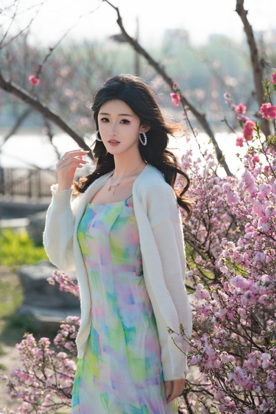 [艺图语] In books there are beauties like jade. Spring lakeside, scrolls and flowers. Lin Yu.